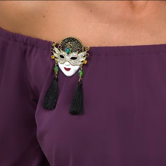 Heidi daus Mask Pin - Picture 6 of 8